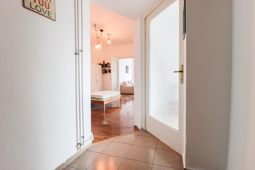 Apartament cu 3 camere semidecomandat, mobilat în P-ța Muncii