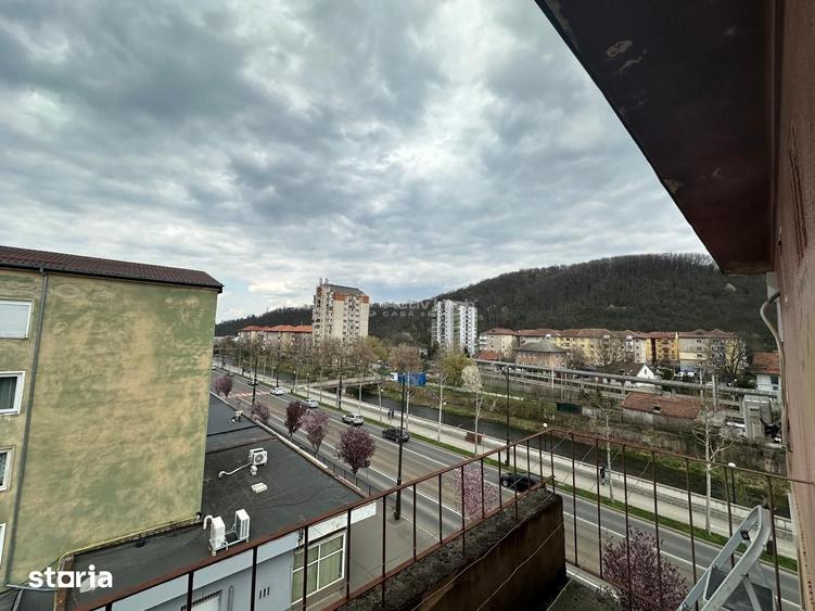 Apartament cu 3 camere semidecomandat în Central
