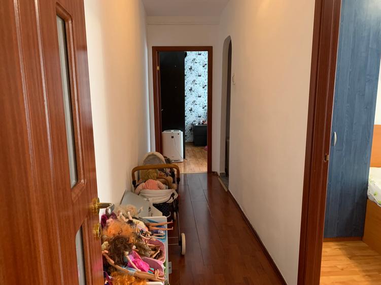 Apartament cu 3 camere semidecomandat în Berceni