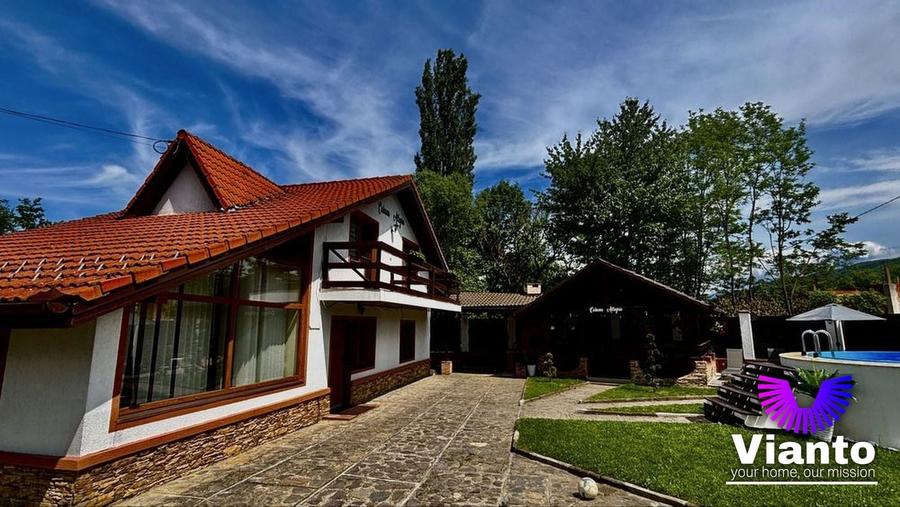 Casă cu 4 camere cu Piscina în Sadu