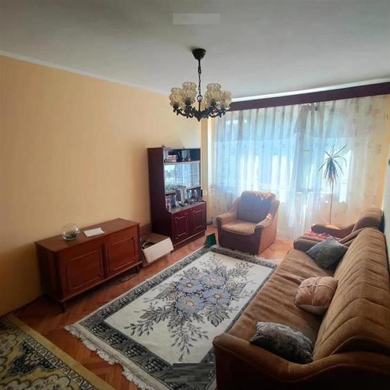 Apartament cu 3 camere semidecomandat în Viziru 1