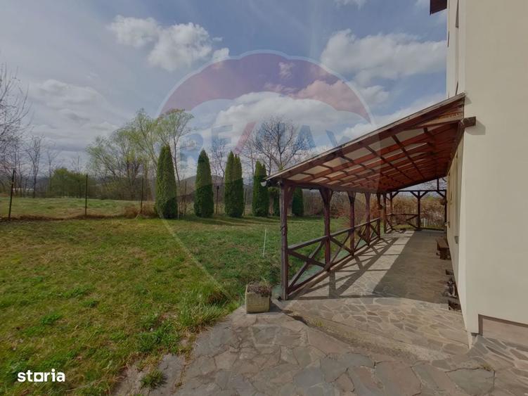 Casă cu 4 camere în Lazu Baciului