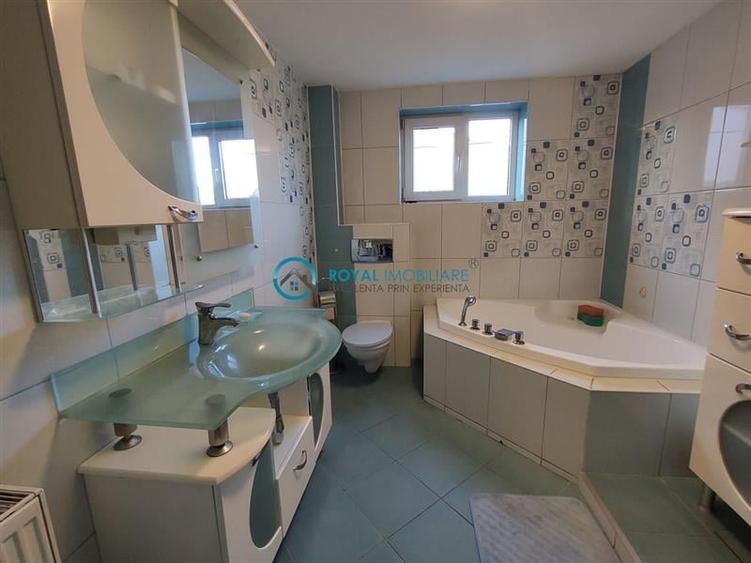 Casă individuală cu 6 camere cu Teren 80 Mp în Central