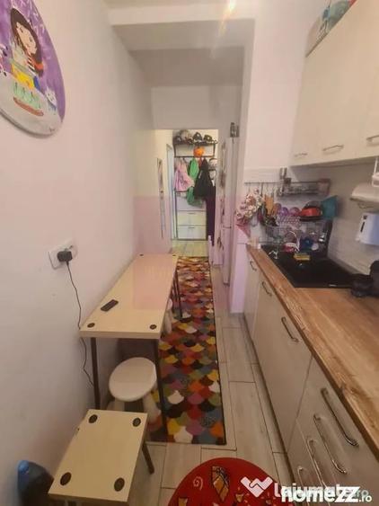 Apartament cu 3 camere semidecomandat în Cuza