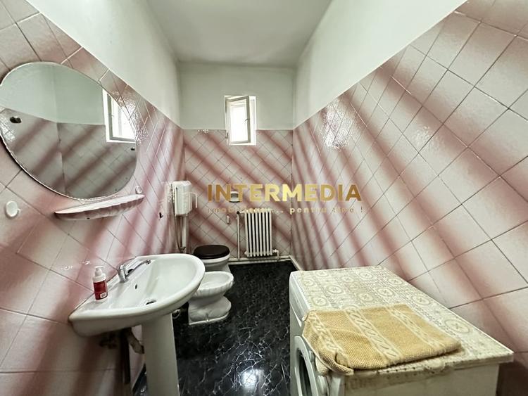Casă individuală cu 4 camere cu Canalizare în Central