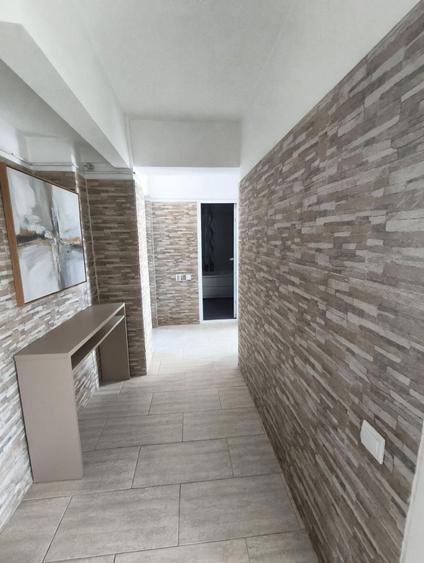 Apartament cu 3 camere decomandat în Trocadero