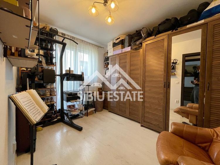 Apartament cu 3 camere semidecomandat, mobilat în Turnișor