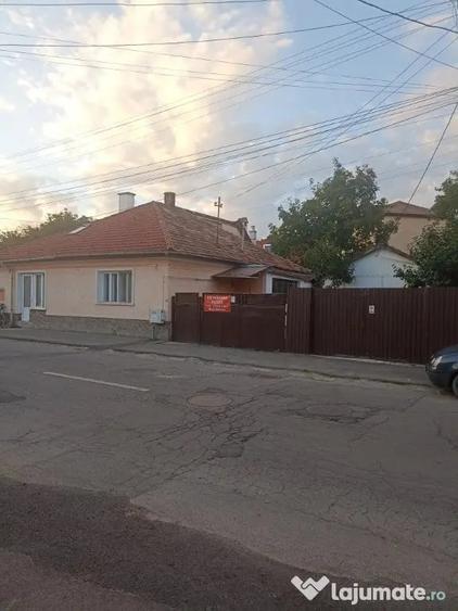 Casă cu 2 camere cu Teren 625 Mp în Central