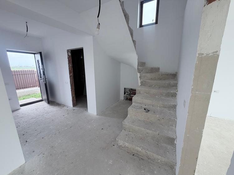 Casă individuală cu 5 camere cu Teren 492 Mp în Exterior Sud