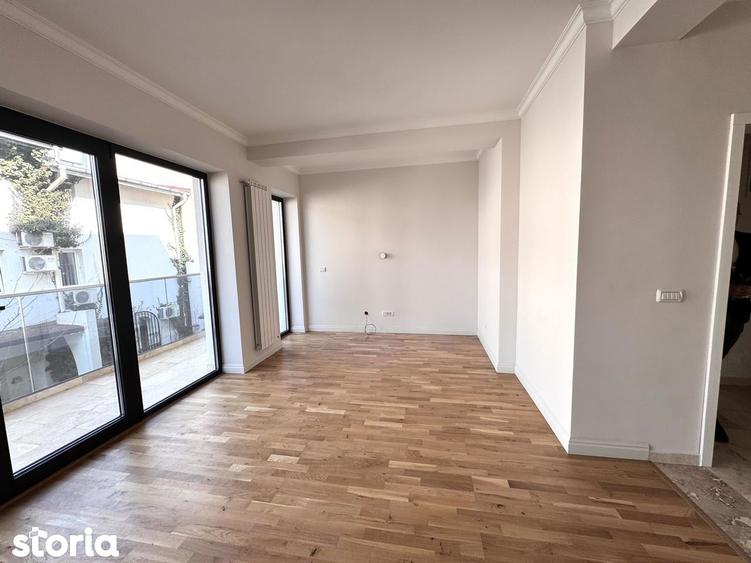 Apartament cu 3 camere în Tei