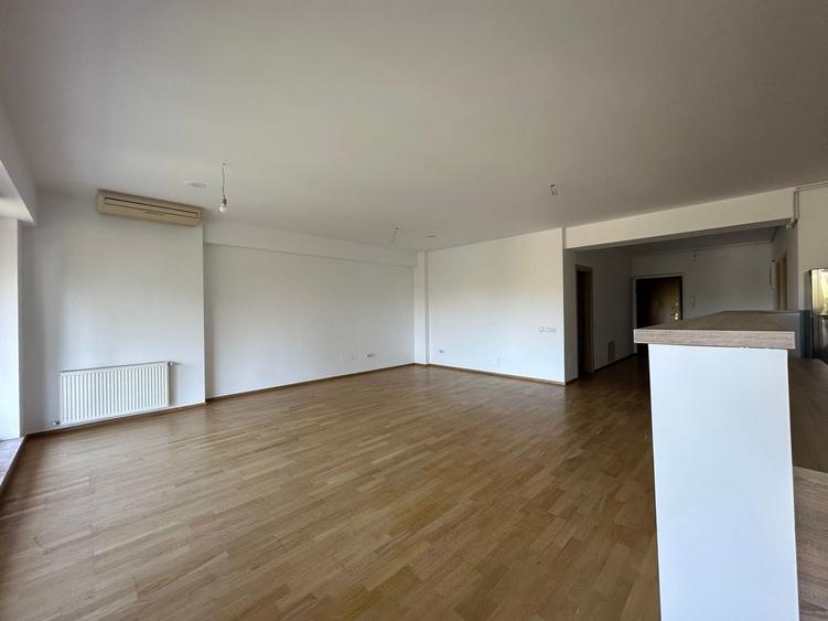Apartament cu 4 camere semidecomandat în Herăstrău