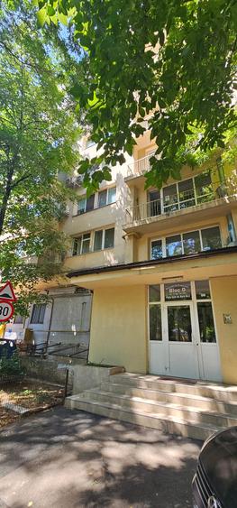 Apartament cu 3 camere semidecomandat în Gara de Nord