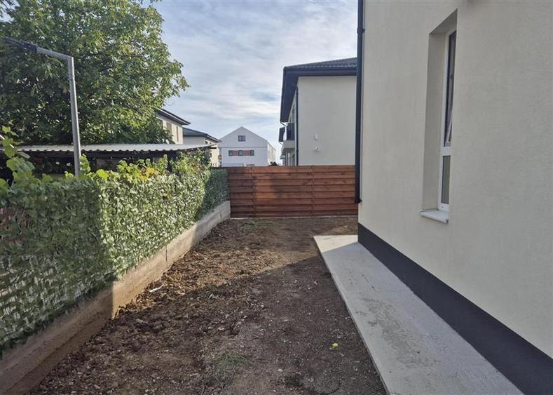 Duplex cu 4 camere cu Canalizare în Periferie
