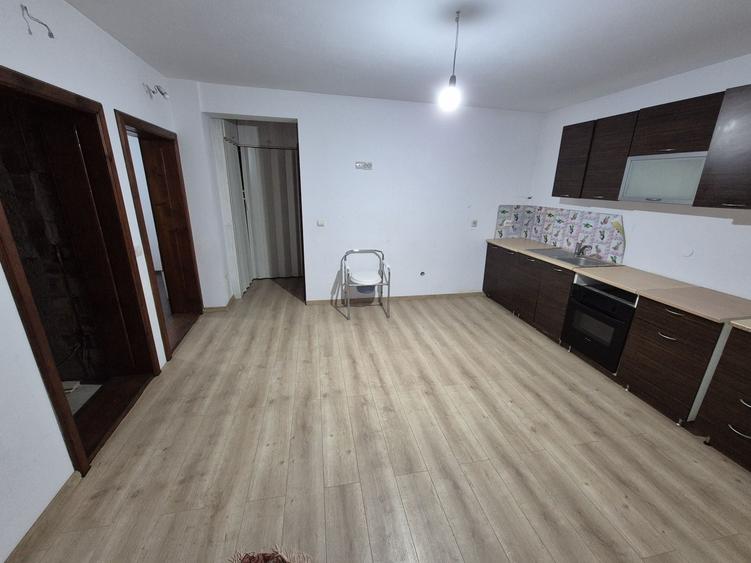 Casă cu 4 camere în Poiana Mărului