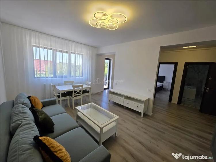 Apartament cu 3 camere semidecomandat în 1 Decembrie