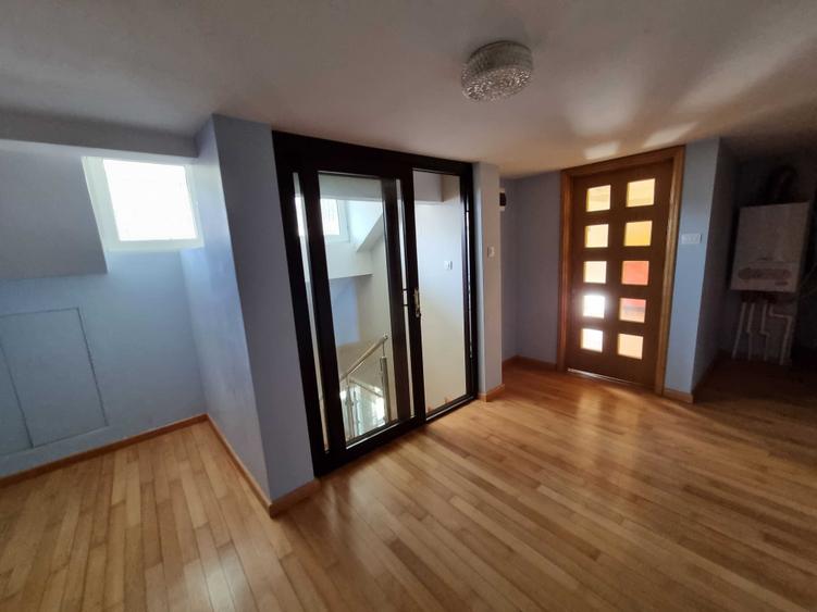 Casă cu 4 camere în Central