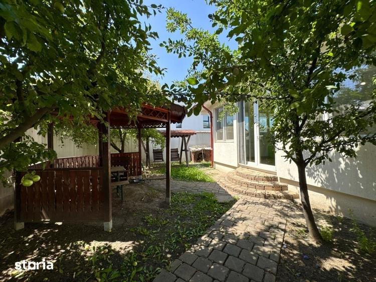 Casă cu 8 camere cu Teren 500 Mp în Odăi