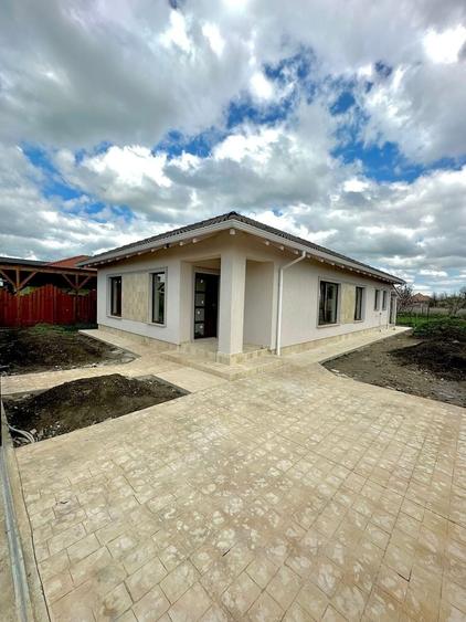 Casă individuală cu 4 camere cu Canalizare în Exterior Vest