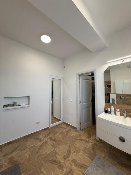 Casă individuală cu 4 camere cu Canalizare în Est