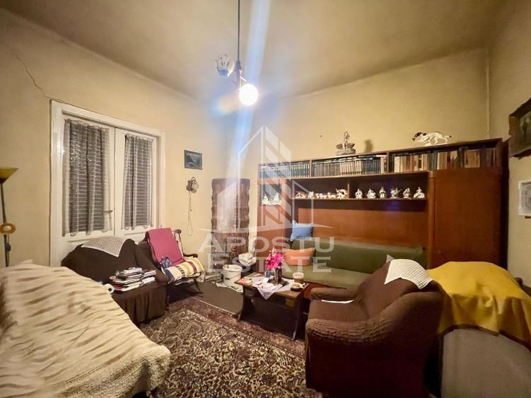 Casă individuală cu 8 camere cu Canalizare în Drăgășani