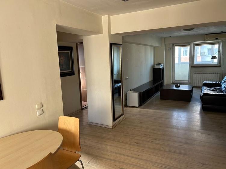 Apartament cu 3 camere semidecomandat în Obor