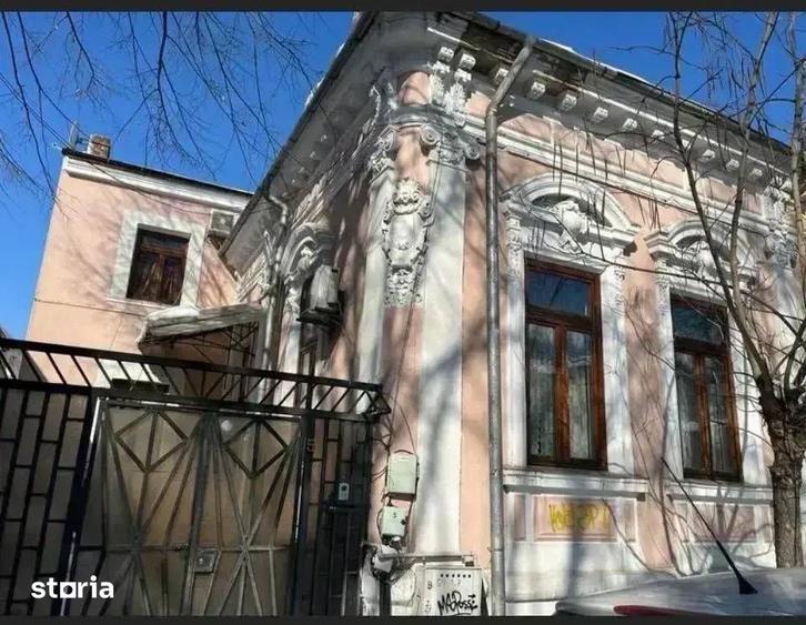 Casă cu 7 camere cu Teren 320 Mp în Armeneasca