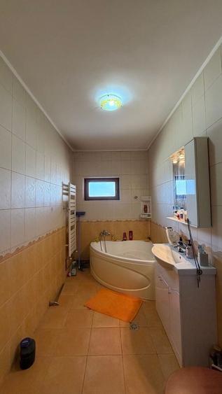 Casă individuală cu 12 camere cu Canalizare în Berceni