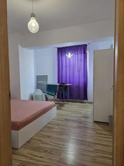 Apartament cu 3 camere semidecomandat în Rași