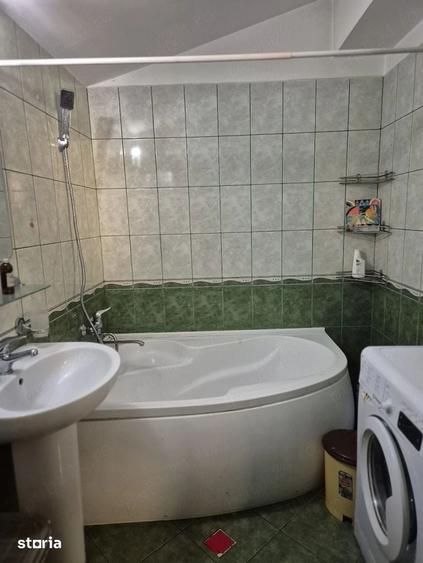 Apartament cu 3 camere semidecomandat în Florești
