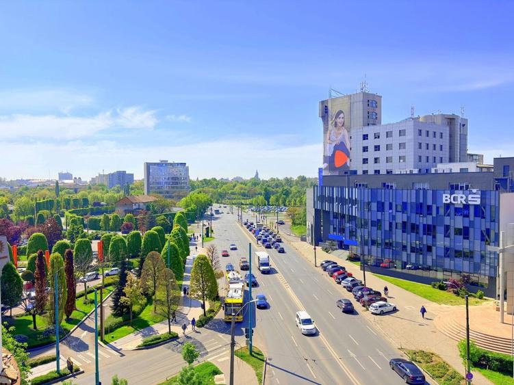 Apartament cu 4 camere decomandat, mobilat în Central