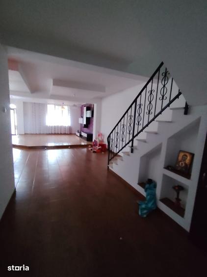 Casă cu 5 camere cu Teren 400 Mp în Călărași