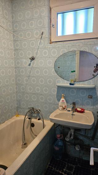 Apartament cu 3 camere semidecomandat în Giulești