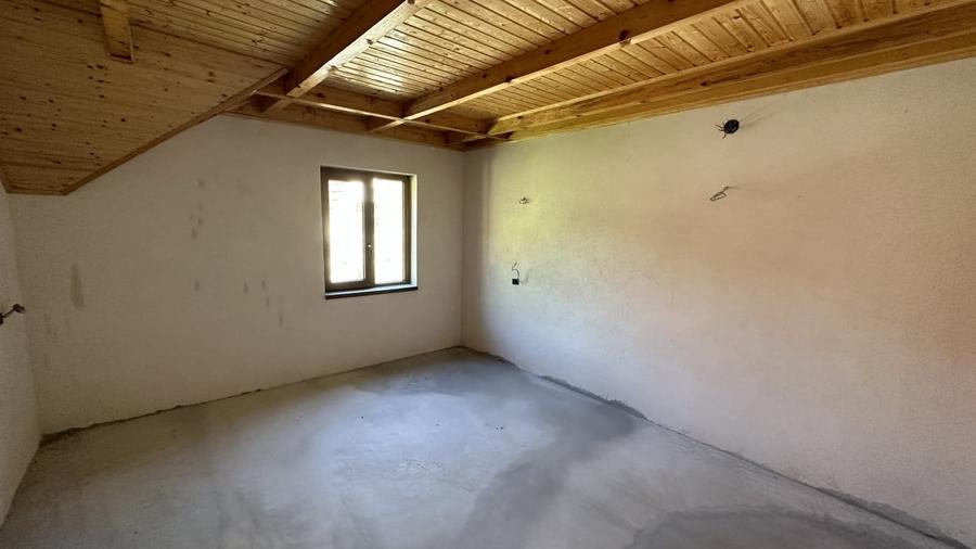 Casă cu 8 camere cu Teren 770 Mp în Lotrioara