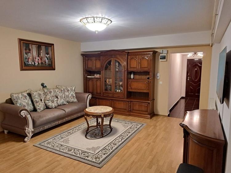 Apartament cu 3 camere decomandat în Letea