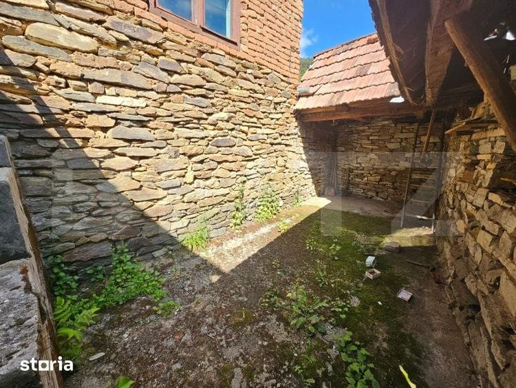 Casă cu 3 camere semidecomandat cu Teren 1343 Mp în Săsciori