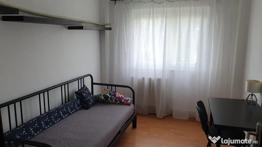 Apartament cu 3 camere semidecomandat în Central