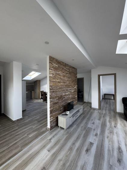 Apartament cu 3 camere decomandat în Florilor