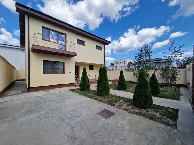 Casă individuală cu 5 camere cu Canalizare în Central