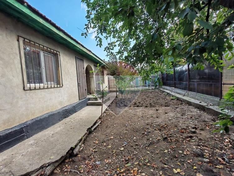 Casă individuală cu 2 camere cu Teren 557.90002441406 Mp în Central
