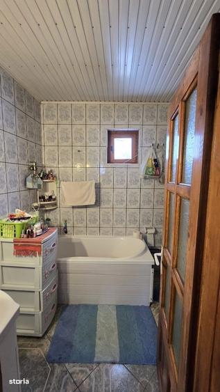 Casă cu 3 camere în Poiana Mărului