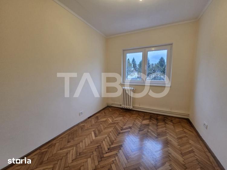 Apartament cu 4 camere decomandat în Central