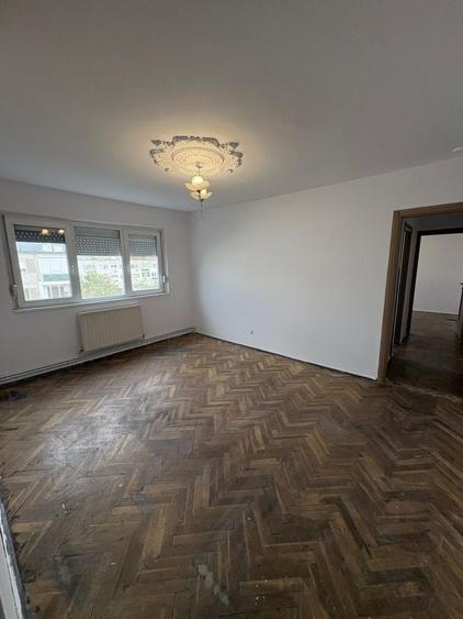 Apartament cu 4 camere semidecomandat în Dacia