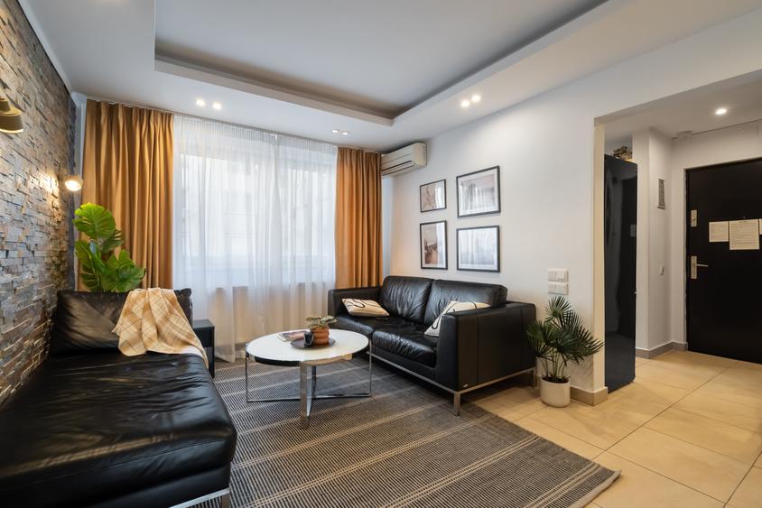 Apartament cu 3 camere semidecomandat în Universitate