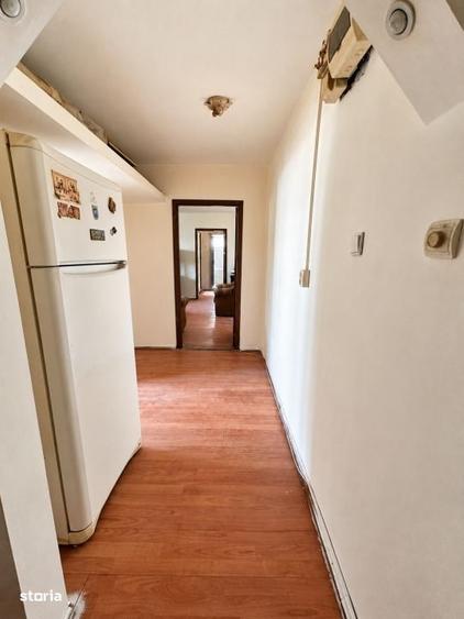 Apartament cu 2 camere semidecomandat în Craiovița Nouă