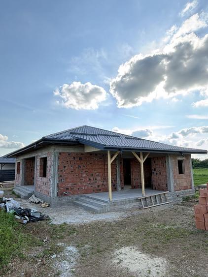 Casă cu 4 camere cu Teren 500 Mp în Joița