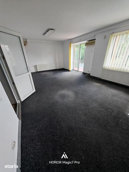Casă cu 5 camere cu Teren 240 Mp în Vitan