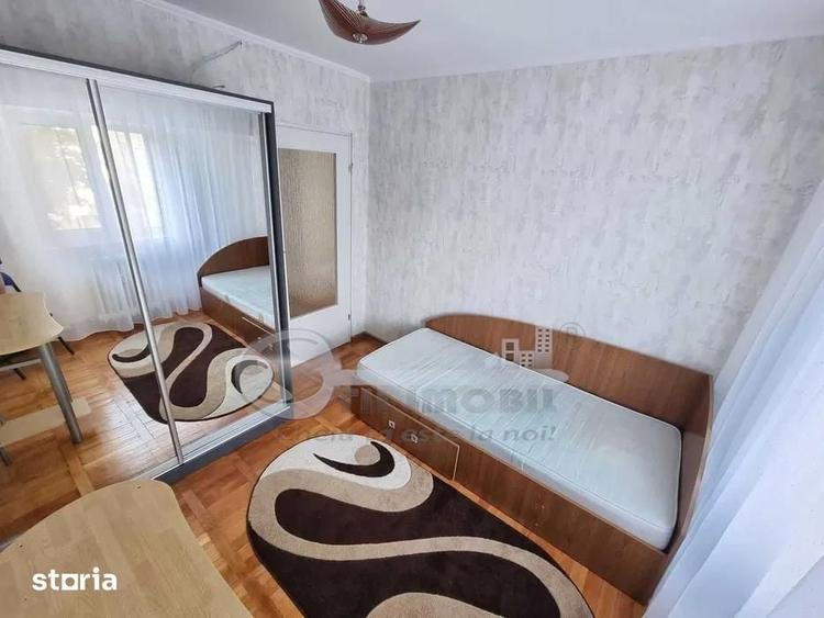 Apartament cu 3 camere decomandat în Podu Roș