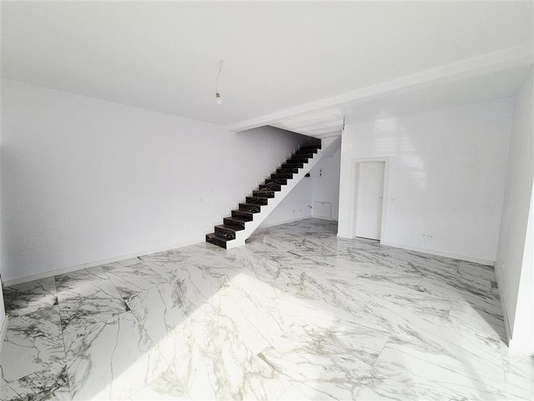Casă cu 4 camere cu Teren 250 Mp în Bucium