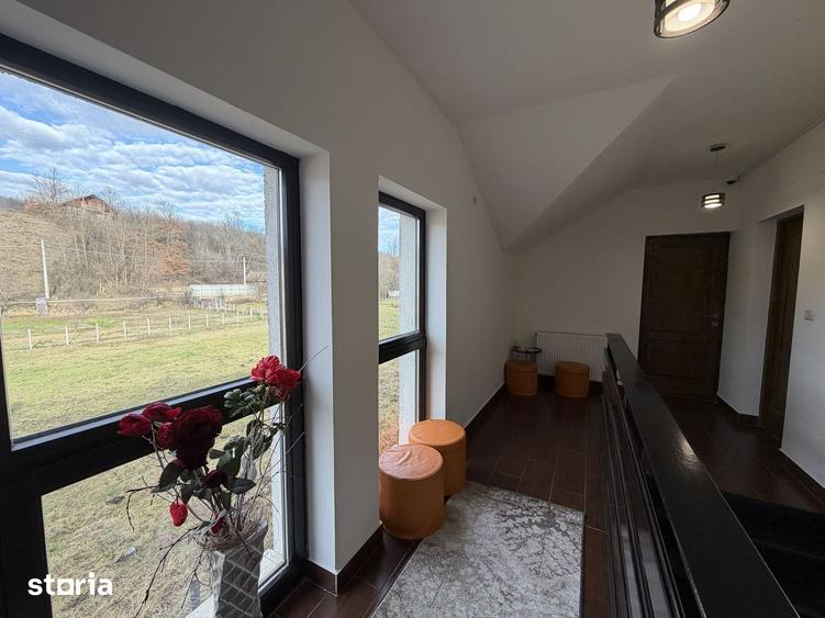 Casă cu 4 camere cu Teren 1625 Mp în Păuliș