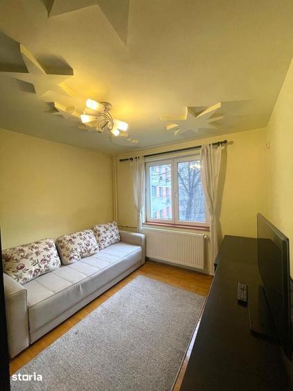 Apartament cu 3 camere, mobilat în Tei